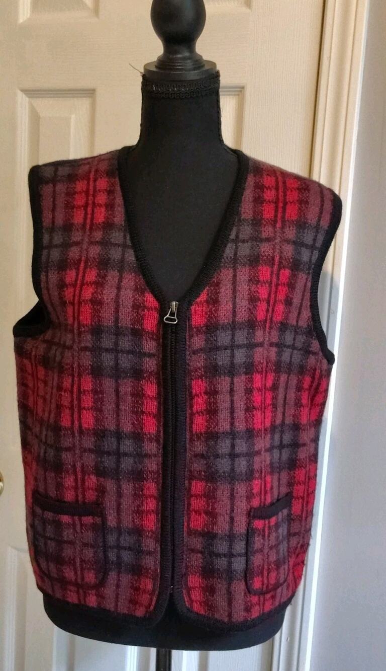 Requirements Petite Women's M Red Plaid Wool Zip Up Sweater Vest